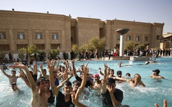 Người biểu tình tận hưởng sự xa xỉ trong cung điện chính phủ Iraq