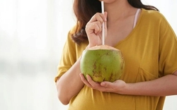 Mẹ bầu đua nhau uống nước dừa để sinh con trắng trẻo: Chuyên gia nói gì?