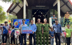 Báo Nông Thôn Ngày Nay/Điện tử Dân Việt trao 300 suất quà và 10 xe đạp cho các em thiếu nhi dịp trung thu 2022