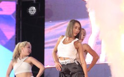 Hàng nghìn du khách phấn khích màn biểu diễn của K-pop Hyolyn tại phố đi bộ Hoàn Kiếm