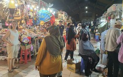 Khách Malaysia thích may đồ vest tại chợ đêm Bến Thành