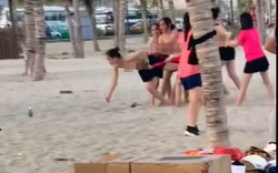 Nhóm du khách nữ "thả rông", chơi team building phản cảm ở bãi biển Hạ Long