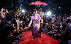 Lĩnh 2 năm tù vì mặc váy giống hoàng hậu Thái Lan