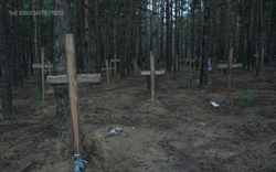 Ukraine phát hiện mộ tập thể chôn hàng trăm người, lính Nga 'tháo chạy' để né hỏa lực dữ dội từ Kiev