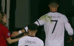 Khoảnh khắc Ronaldo khiến fan hâm mộ "tẽn tò"