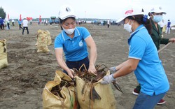 Cán bộ, hội viên, nông dân Nghệ An tham gia nhặt rác bãi biển trong ngày "Cùng hành động để thế giới sạch hơn" 
