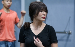 NSƯT Kim Oanh rơi nước mắt trên sàn tập vở kịch "Ai đã lấp cái đầm lầy mãi mãi"