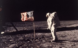 10 lý do để tin rằng Neil Armstrong chưa từng lên... mặt trăng