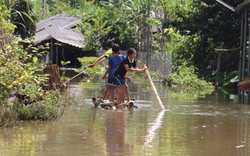 Sơn La: Ngập úng nặng ở bản Giáng, dân di chuyển bằng bè tre, qua một đêm nước dâng thêm vài cm