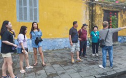 Ứng phó bão số Noru: Dừng bán vé tham quan phố cổ Hội An, nhiều du khách vẫn dạo phố