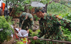 Bộ đội, công an giúp dân chằng chống nhà cửa để đối phó bão Noru