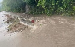 Siêu bão Noru: Mưa xối xả tại Cù Lao Chàm, nước đổ từ trên núi xuống như thác