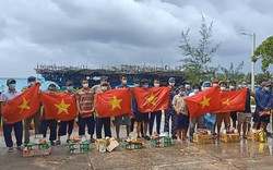 Khánh Hòa: Trao tặng cờ Tổ quốc và quà cho ngư dân