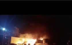 Cháy 3 xe container, nhiều tiếng nổ vang trời