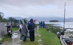 Nghệ An: Gặp nạn khi chèo thuyền đi đánh cá trong mưa lũ