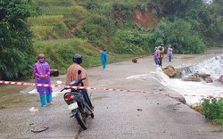 Kon Tum: Sau bão số 4, nhiều tuyến đường vẫn còn sạt lở, hơn 100 hộ dân bị chia cắt