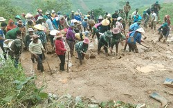 Kon Tum: Gần 150 hộ bị cô lập do sạt lở, xã đang huy động người dân đào đất để thông đường 