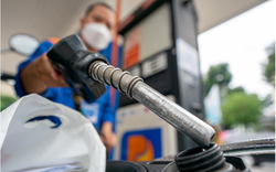 Giá xăng dầu hôm nay 30/9: Giá xăng trong nước có thể giảm hơn 1.000 đồng/lít?