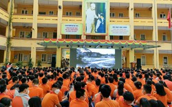 Được lắp màn hình LED "xịn sò", học sinh Hà Nội hào hứng xem phim, văn nghệ ngay sân trường