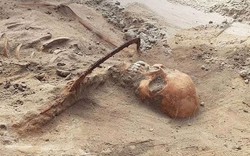 Kinh hoàng phát hiện bộ xương nữ 'ma cà rồng' bị lưỡi liềm ghim chặt trong ngôi mộ cổ