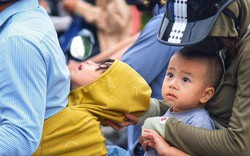 Trẻ em ngủ gục trên lưng bố mẹ trong ngày trở lại Hà Nội sau kỳ nghỉ lễ Quốc khánh 2/9