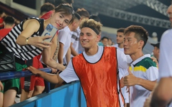 Các cầu thủ U20 Palestine hào hứng chụp ảnh cùng khán giả Việt Nam