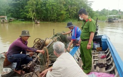 An Giang: Dùng máy kích điện bắt cá hủy diệt bị tịch thu, dân cam kết không thả chà ở Búng Bình Thiên