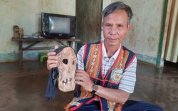 A Yưk - một trong những nghệ nhân đẽo mặt nạ cuối cùng ở Kon Tum