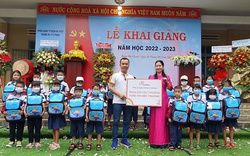 Japfa Việt Nam trao tặng 400 phần quà cho học sinh khó khăn.
