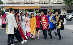 Người Sài Gòn diện áo dài dạo phố, vui chơi sáng đầu năm 2023