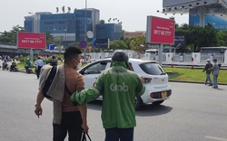 Loạn giá xe ôm tại sân bay Tân Sơn Nhất
