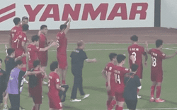 Clip NÓNG 24h: HLV Park Hang-seo cùng ĐT Việt Nam nhảy điệu Viking ăn mừng sau khi thắng Indonesia