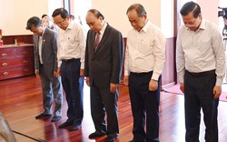 Chủ tịch nước Nguyễn Xuân Phúc dâng hương Chủ tịch Hồ Chí Minh tại bến Nhà Rồng