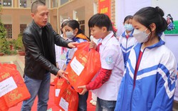 Báo Nhân Dân tặng quà Tết cho học sinh hoàn cảnh khó khăn ở Sơn La