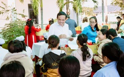 Phó Thủ tướng Trần Lưu Quang thăm và tặng quà Tết cho công nhân khó khăn tỉnh Ninh Thuận