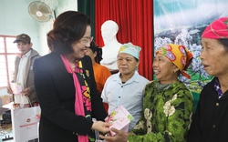 Phó Chủ tịch Trung ương Hội Nông dân Việt Nam trao quà Tết cho hội viên, nông dân nghèo Sơn La