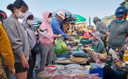Chợ hải sản lớn nhất Ninh Thuận càng sát tết càng lắm đồ tươi ngon, càng tấp nập người mua kẻ bán