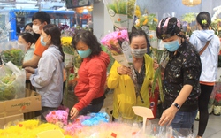 Người Sài Gòn xếp hàng chờ tính tiền mua hoa tươi chưng Tết