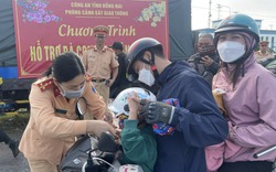 Đồng Nai: CSGT tỏa khắp các tuyến đường tặng khăn, nước, nón bảo hiểm cho người dân đi xe máy về quê ăn Tết