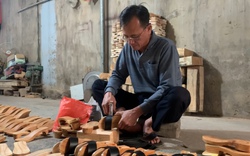Hà Nội: Nghệ nhân làm guốc mộc cuối cùng ở làng Yên Xá