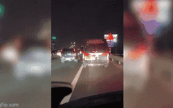 Clip NÓNG 24h: Xe cứu thương "bất lực" trước hàng ô tô ở làn khẩn cấp cao tốc Pháp Vân