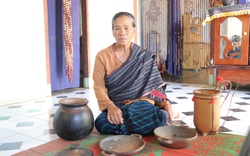 Tuyệt chiêu làm gốm không dùng bàn xoay, nung gốm lộ thiên của một nghệ nhân dân tộc Chu Ru ở Lâm Đồng