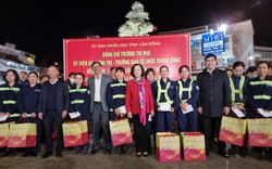 Trưởng Ban Tổ chức Trung ương Trương Thị Mai trao quà cho người lao động tại TP.Đà Lạt đêm giao thừa