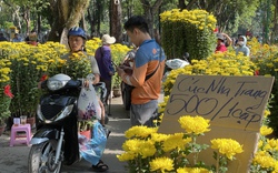 Chợ hoa Sài Gòn 30 Tết còn ê hề, nhà vườn bán rẻ như cho vẫn chẳng mấy người mua