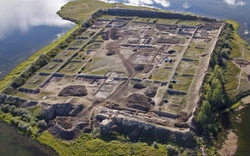 Por-Bazhyn: Pháo đài bí ẩn trên hòn đảo xa xôi ở Siberia