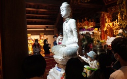 Trảy hội chùa Phật Tích, du khách tận tay chạm vào bảo vật quốc gia tượng Phật A Di Đà nghìn năm