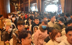 Hàng vạn du khách đổ về chùa Tam Chúc, “vật vã” chờ hàng tiếng để vãn cảnh đầu năm