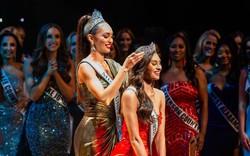 Hoa hậu Hoàn vũ 2022 trao lại vương miện cho Á hậu 1 Hoa hậu Mỹ gây sốt mạng