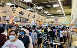 Người dân TP HCM đổ xô vào siêu thị mua gạo nếp, bánh mứt… ăn Tết