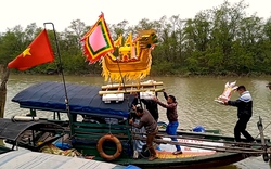 Người dân dâng lễ cúng Cá Ông bên dòng Lam Giang đầu năm